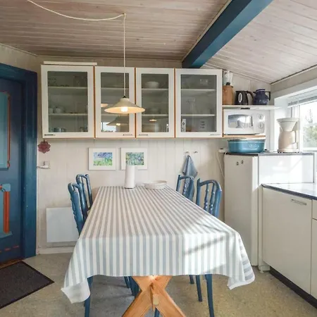 Gorgeous In Romo With Kitchen *